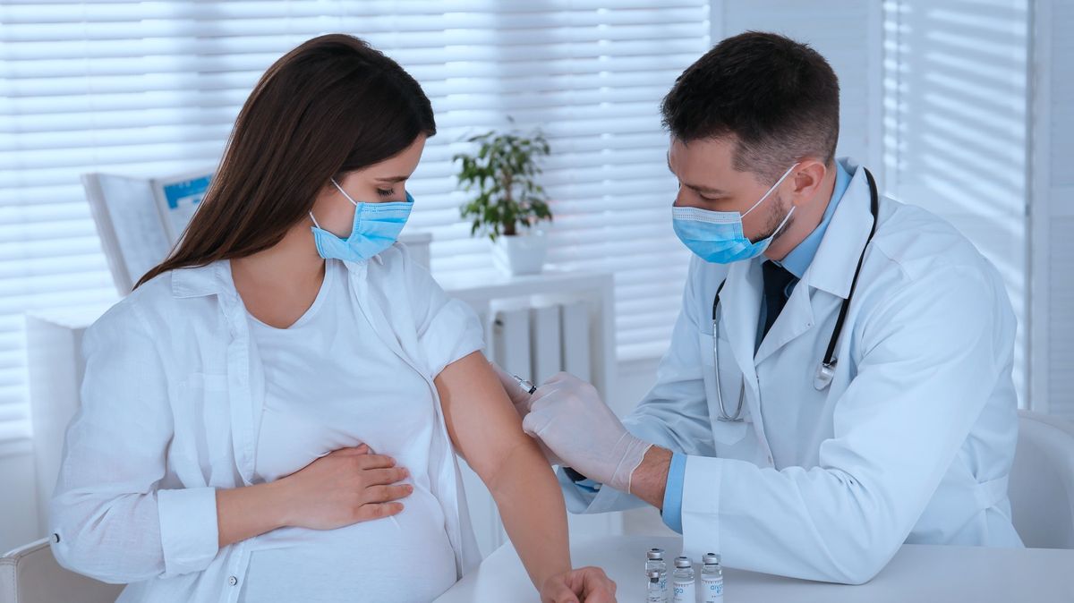 Ženám hrozí těžký covid hlavně v závěru těhotenství. Odborníci mají o očkování jasno